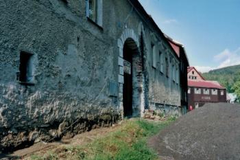 Hlavní vchod před zahájením oprav v roce 2005 (© Ilona Bálková, 08/2017)