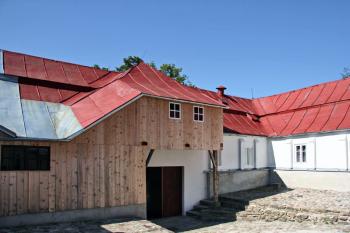 Nádvoří ( © Luděk Pitter 07/2006)