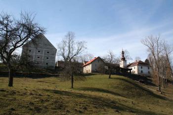 Areál z příjezdové silnice (© Ivan Grisa, 03/2008)
