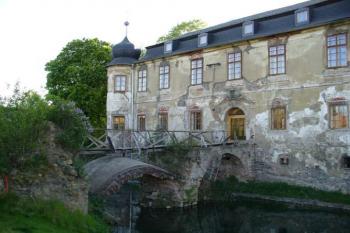Třebešice - vstupní východní křídlo (© Pavel Jarý,  29.04.2007)