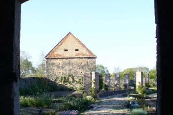 Třebešice - bývalá sýpka v zámeckém parku (© Pavel Jarý,   29.04.2007)