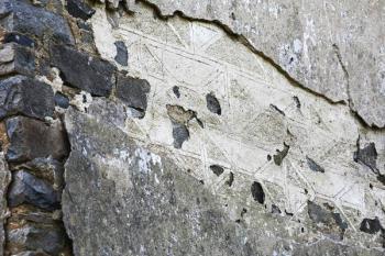 Pod opadávající barokní omítkou jsou místy patrná psaníčková sgrafita ( © Filip Matoušek 07/2006)