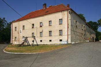 Východní průčelí budovy bývalé tvrze s osazenou kamennou erbovní deskou ( © Filip Matoušek 07/2006)