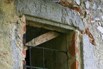 Dochované okno západního křídla ( © Filip Matoušek 07/2006)