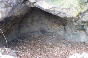 Sklípek vytesaný do boku skály (© Prudký Martin, 02/2009)