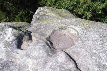 Jedna z výrazných mísovitých prohlubní na vrcholu skály (© Jan P. Štěpánek 08/2006)