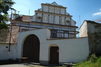 hlavní vjezd do areálu (© Petr Pospíšil, 08/2012)