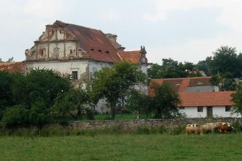 Celkový pohled na tvrz od jihu ( © Filip Matoušek 07/2006)