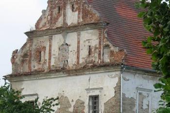 Jižní průčelí ( © Filip Matoušek 07/2006)