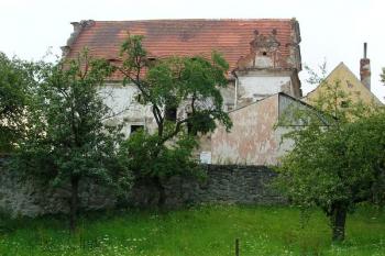 Tvrz od východu s vystupujícím křidélkem, původně zřejmě s kaplí ( © Filip Matoušek 07/2006)