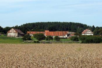 Celkový pohled na tvrz (vpravo) a přilehlý hospodářský dvůr (© Jiří Cukr, 07/2009)