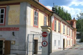 Kratší křídlo zámku s kaplí Nejsvětější Trojice ( © Pavel Vítek 08/2006)