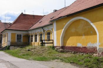Trakt zámku z bývalého nádvoří ( © Pavel Vítek 08/2006)