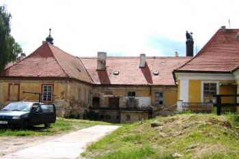 Trakt zámku z bývalého nádvoří ( © Pavel Vítek 08/2006)