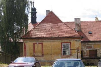 Zámek s kaplí Nejsvětější Trojice ( © Pavel Vítek 08/2006)