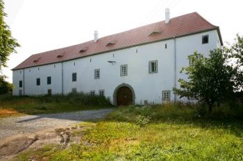 Západní průčelí dvora s budovou bývalé tvrze ( © Filip Matoušek 07/2006)