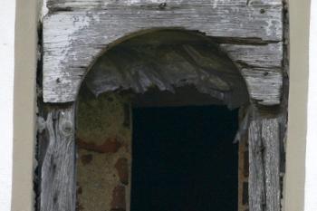 Okénko ve 2. patře západního průčelí ( © Filip Matoušek 07/2006)