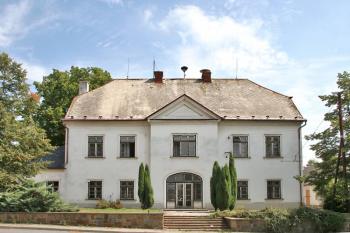 Hlavní průčelí ( © Luděk Pitter 08/2006)