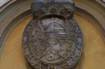 Určice - kostel - Knížecí erb nad vstupem do kostela. (© Ivo Rozehnal 08/2006)