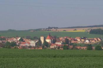 Určice - kostel - Pohled na městečko Určice s dominantním kostelem. (© Ivo Rozehnal 08/2006)