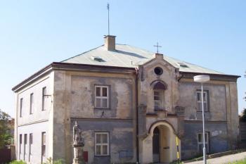 Určice - kostel - Tzv. Klášter, místo řádových sester naproti kostela. (© Ivo Rozehnal 08/2006)