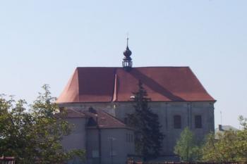 Určice - kostel - Pohled na kostel směrem od Seloutek. (© Ivo Rozehnal 08/2006)