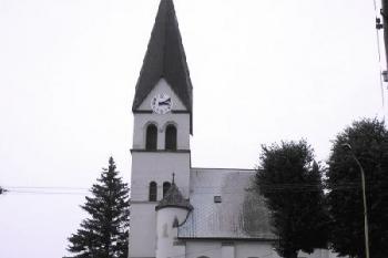 jižní strana kostela ( © Ondřej Štěpánek 08/2006)
