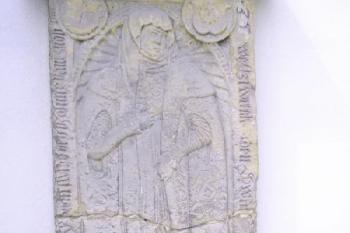 náhrobník neznámé dcery (+ 1535) rytíře Přemka z Víckova ve zdi jižní strany kostela ( © Ondřej Štěpánek 08/2006)