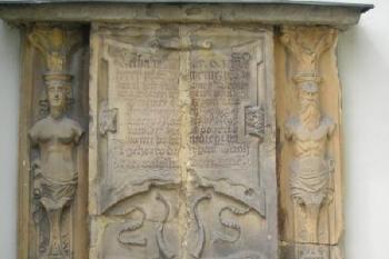 náhrobník s erbem Prusinovských z Víckova v jižní zdi kostela ( © Ondřej Štěpánek 08/2006)