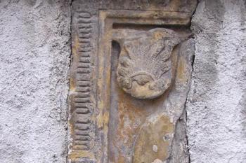 část náhrobníku s erbem pánů z Lomnice zasazený do ohradní zdu kostela sv. Kateřiny v Prusinovicích ( © Jan P. Štěpánek 06/2008)