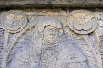 detail jednoho z náhrobníků osazeného ve stěně kostela ( © Jan P. Štěpánek 06/2008)