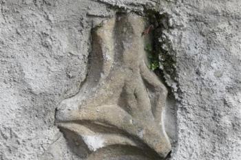 druhotně zazděný kamenický článek - snad zbytek kružby (© Karel Světlík, 01/2010)