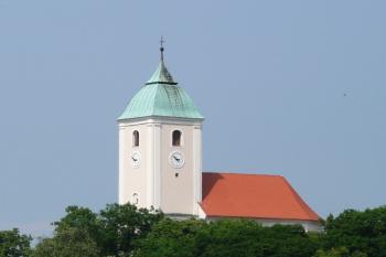 pohled na farní kostel Nejsvětější Trojice od zámku v Plumlově ( © Jan P. Štěpánek 06/2008)