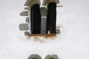 Sdružená románská okénka ve věži ( © Filip Matoušek 07/2006)