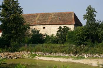 Pohled na tvrz přes rybníček ze silnice ( © Filip Matoušek 07/2006)