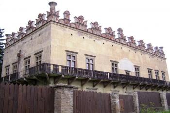 Pohled na hlavní průčelí zámku od příjezdové cesty (© Jan P. Štěpánek 08/2006)