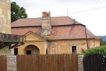 Barokní budova v areálu zámku (© Jan P. Štěpánek 08/2006)