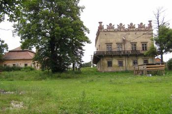 Pohled od kostela na zámek a barokní budovu v areálu zahrady (© Jan P. Štěpánek 08/2006)