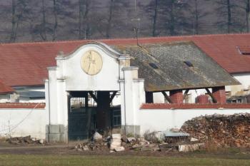 vstupní brána dvora Bažantnice ( © Jan P. Štěpánek 11/2009)