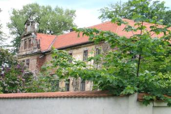 Nepřístupný, zarostlý zámek ( © Pavel Vítek 08/2006)