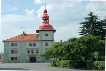 Pohled na radnici z parku ( © Aleš Marek 08/2006)