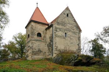 Kostel sv. Bonifáce v místech zaniklé tvrze od severozápadu ( © Filip Matoušek 10/2006)