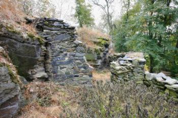 Zbytky polygonální stavby pod jihozápadní stranou kostela ( © Filip Matoušek 10/2006)