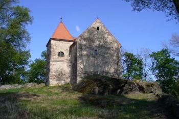 Lochy - pohled na kostel od západu (© Pavel Jarý,  29.04.2007)
