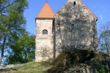 Lochy - pohled na kostel ze západu (© Pavel Jarý,  29.04.2007)
