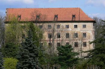 Pohled od jihozápadu ze zámecké zahrady ( © Petr Turyna 05/2006)