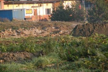 Vykopávky v místě bývalé tvrze, nyní se zde staví hřiště ( © Roman Krejčí 10/2006)