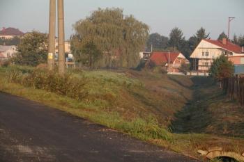 Východní část místa, kde stávala tvrz, možná zbytek příkopu ( © Roman Krejčí 10/2006)