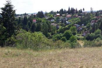 Čubernice - zleva: kopec Zlechov nad přehradou, uprostřed chaty za Plumlovem, vpravo lesík PP Brániska a v pozadí Drahanská vrchovina (© Ivo Rozehnal, 05/2012)