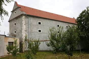 Tvrz od západu ( © Filip Matoušek 08/2006)